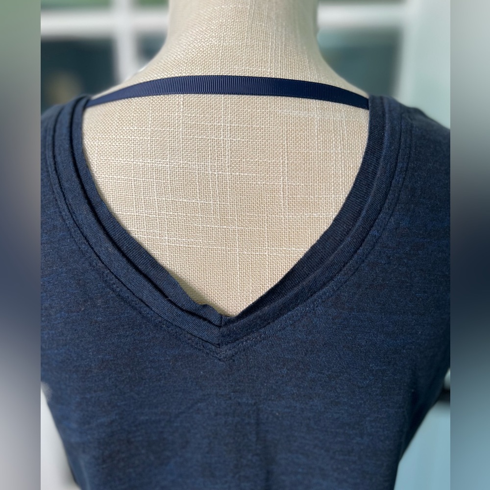 URBAN OUTFITTERS v-neck tee with ribbon across the back, navy burnout, small - Picture 4 of 6
